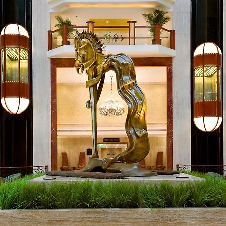 The Lalit Mumbai Hotel Exterior foto The sculpture in the lobby of the Taj Bengal