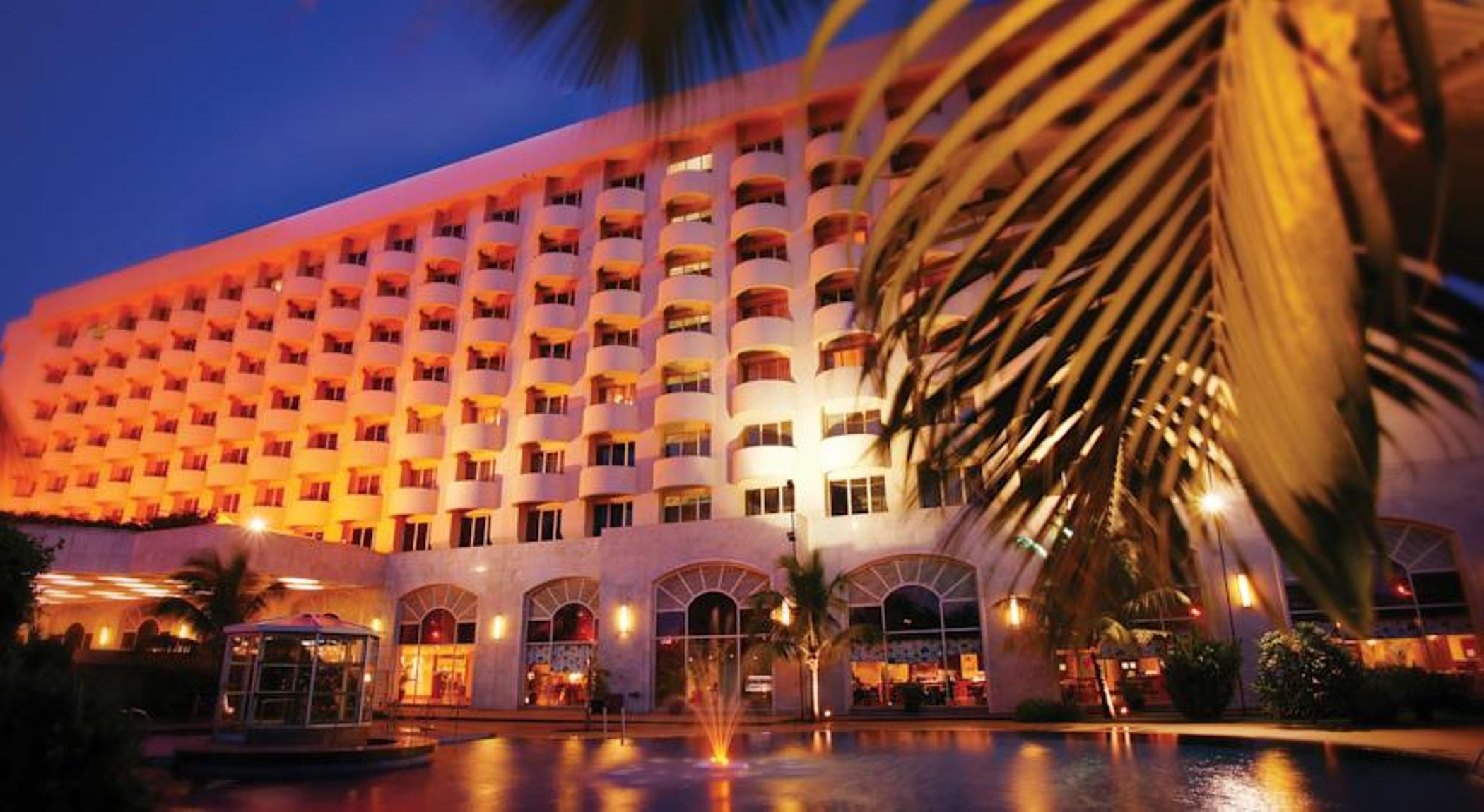 The Lalit Mumbai Hotel Exterior foto The Royal Mirage Hotel