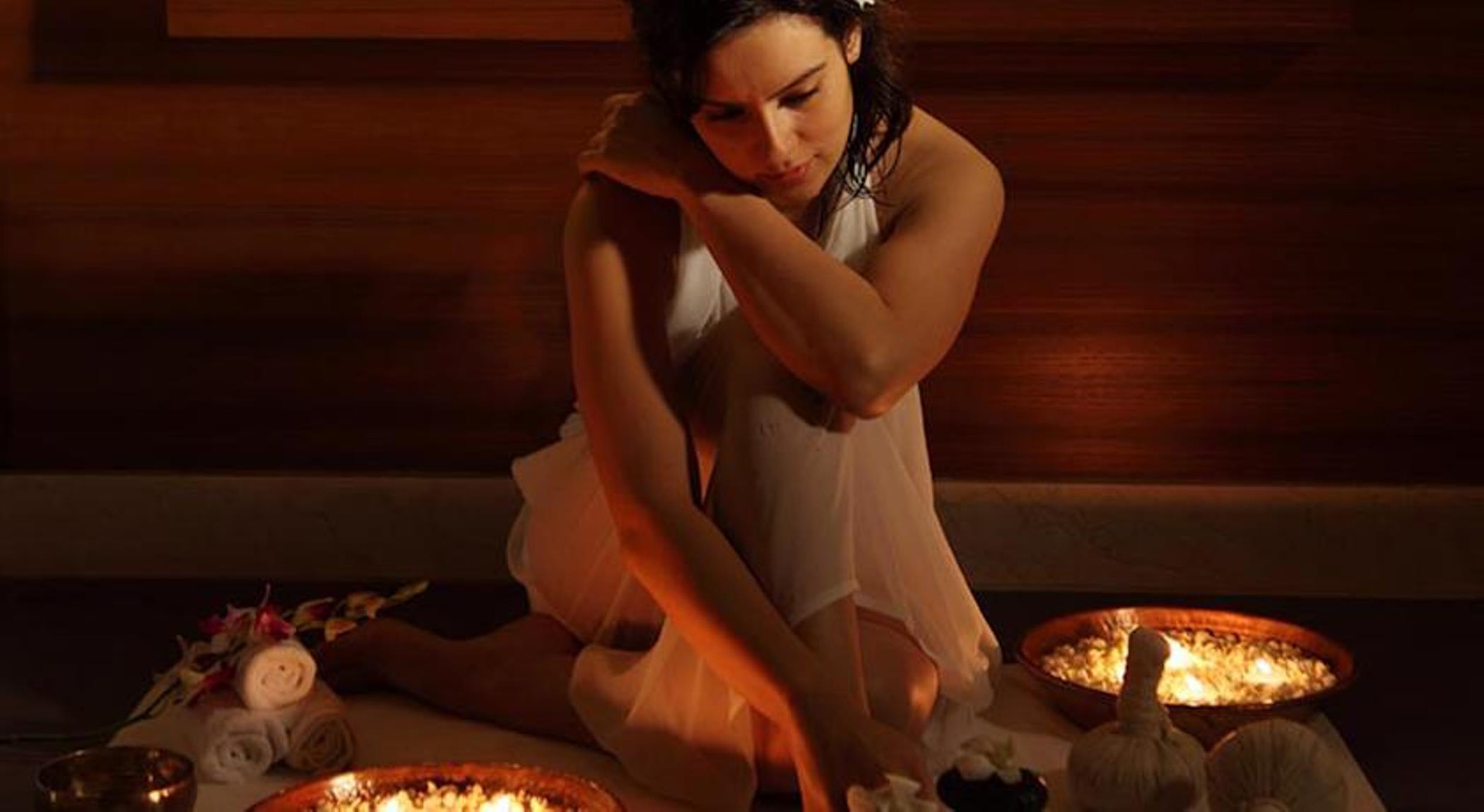 The Lalit Mumbai Hotel Exterior foto A woman in a spa
