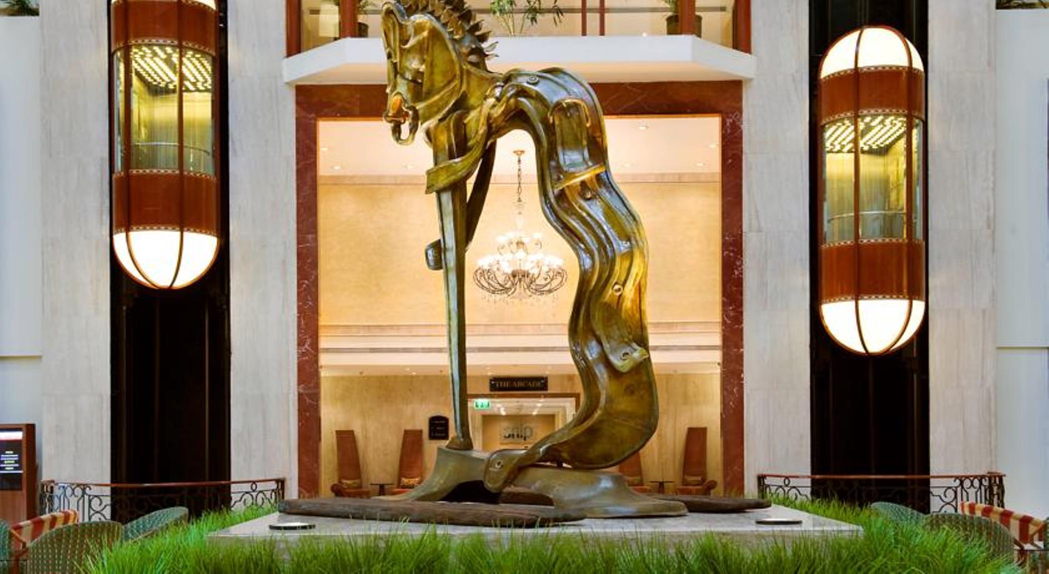 The Lalit Mumbai Hotel Exterior foto The sculpture of the horse