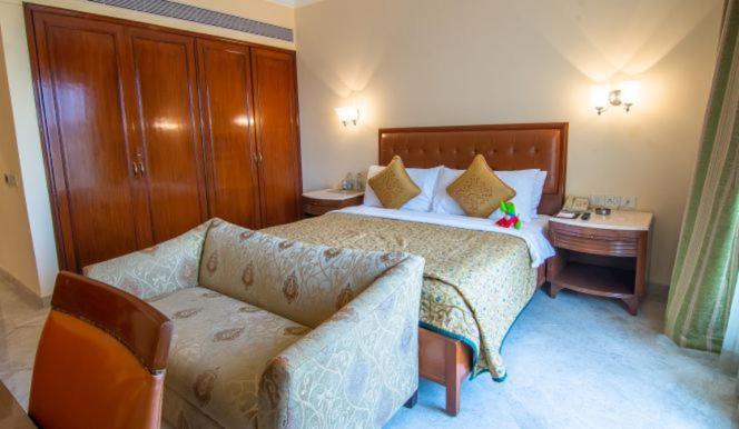 The Lalit Mumbai Hotel Exterior foto A bedroom at the hotel