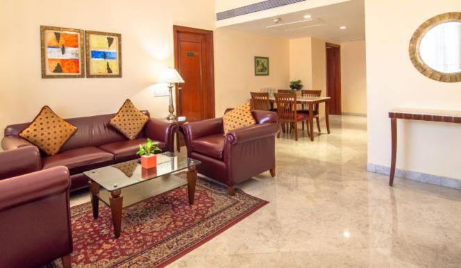 The Lalit Mumbai Hotel Exterior foto A living room in a suite at the Taj Bengal