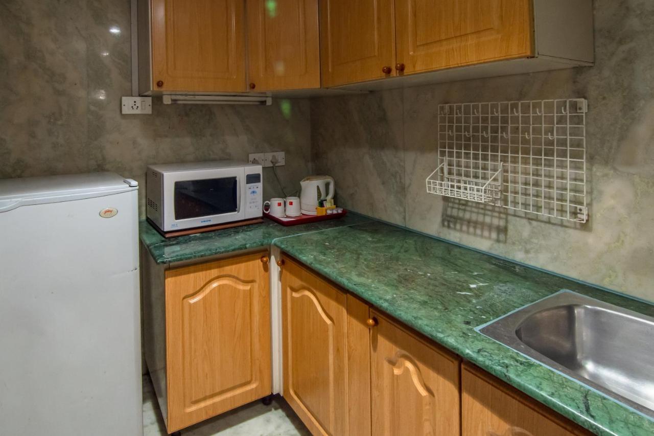 The Lalit Mumbai Hotel Exterior foto A typical kitchen in a guest room at the hotel