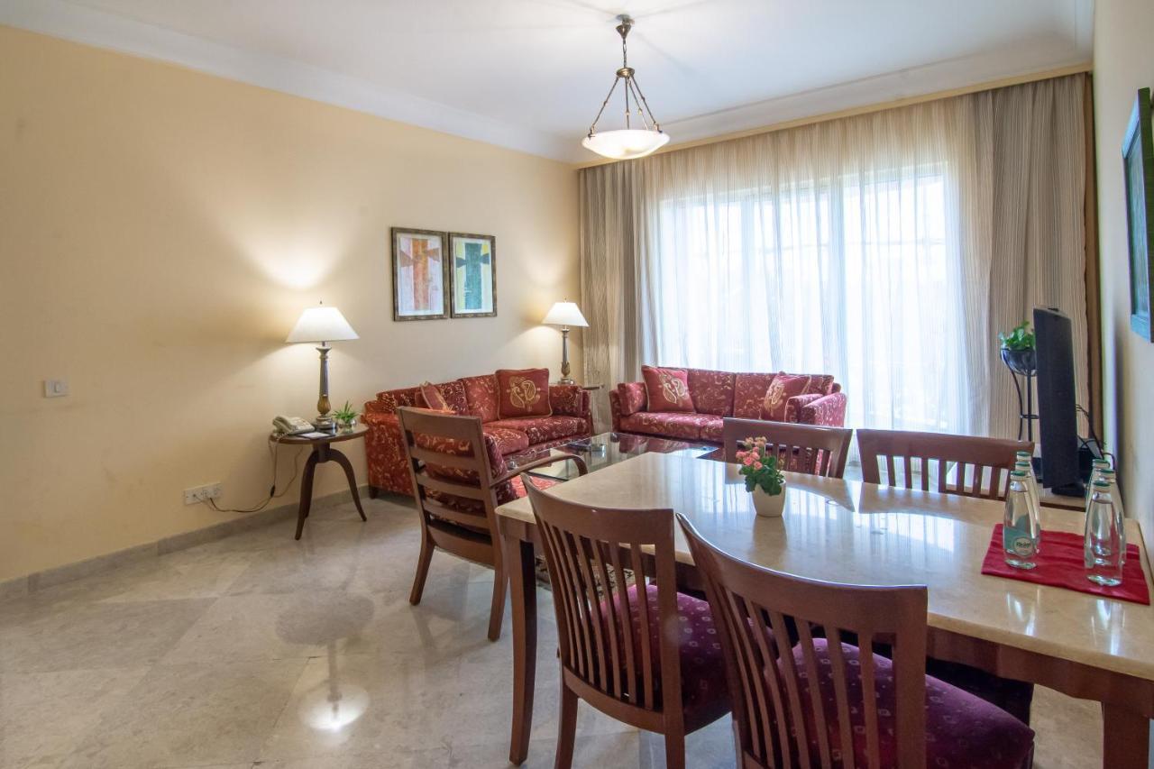 The Lalit Mumbai Hotel Exterior foto A living room in a typical apartment