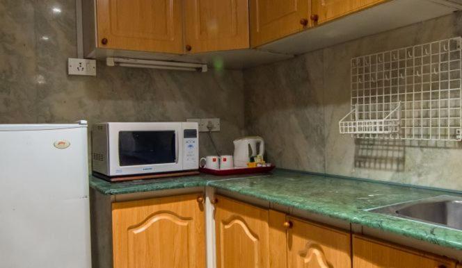 The Lalit Mumbai Hotel Exterior foto A typical kitchen in a one-bedroom apartment