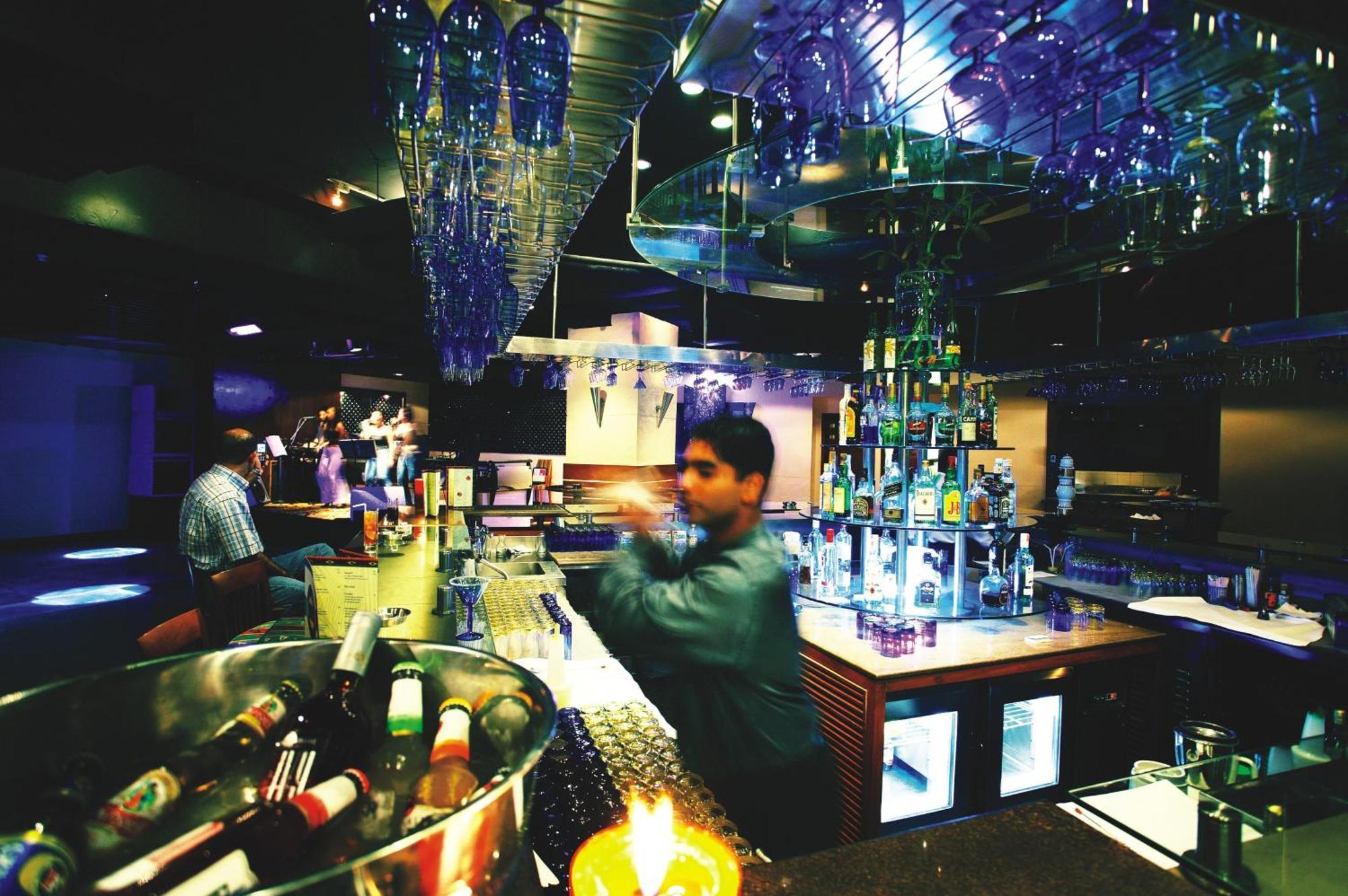 The Lalit Mumbai Hotel Restaurante foto The bar at the nightclub