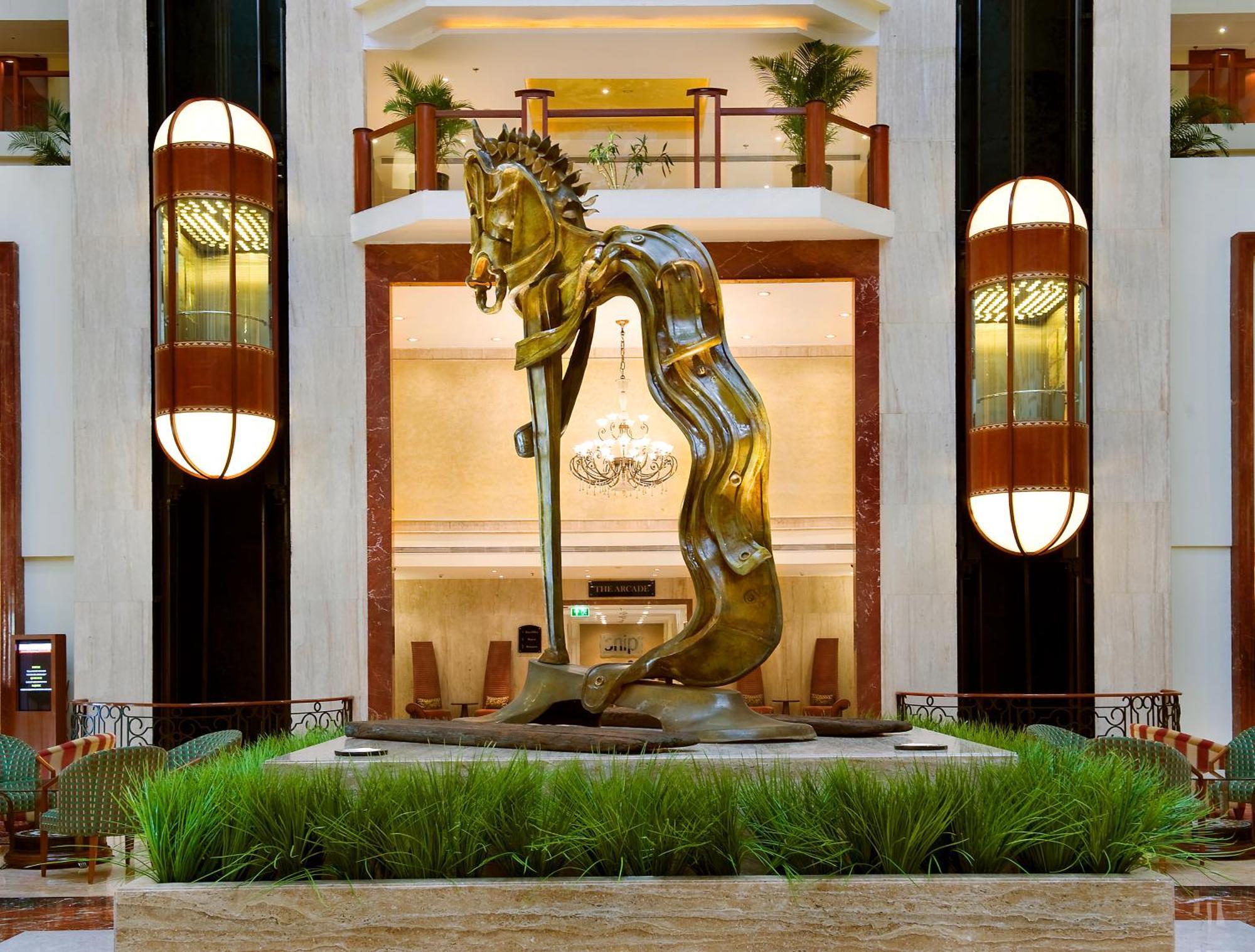The Lalit Mumbai Hotel Exterior foto The sculpture in the lobby of the Taj Bengal