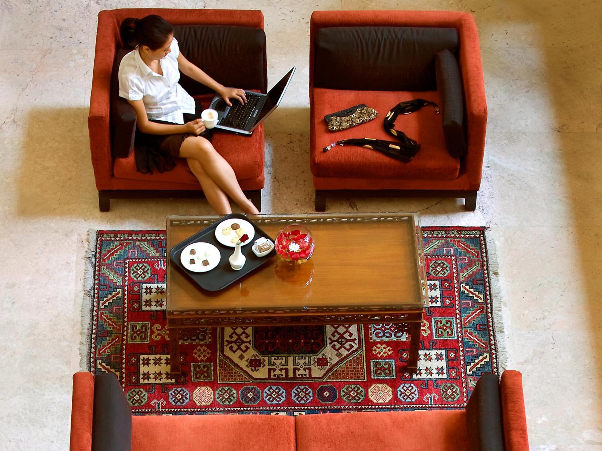 The Lalit Mumbai Hotel Exterior foto A student studying in the library