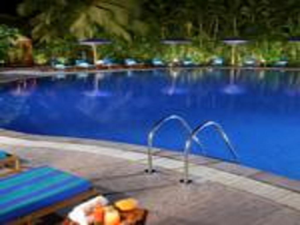 The Lalit Mumbai Hotel Instalações foto The pool at the hotel