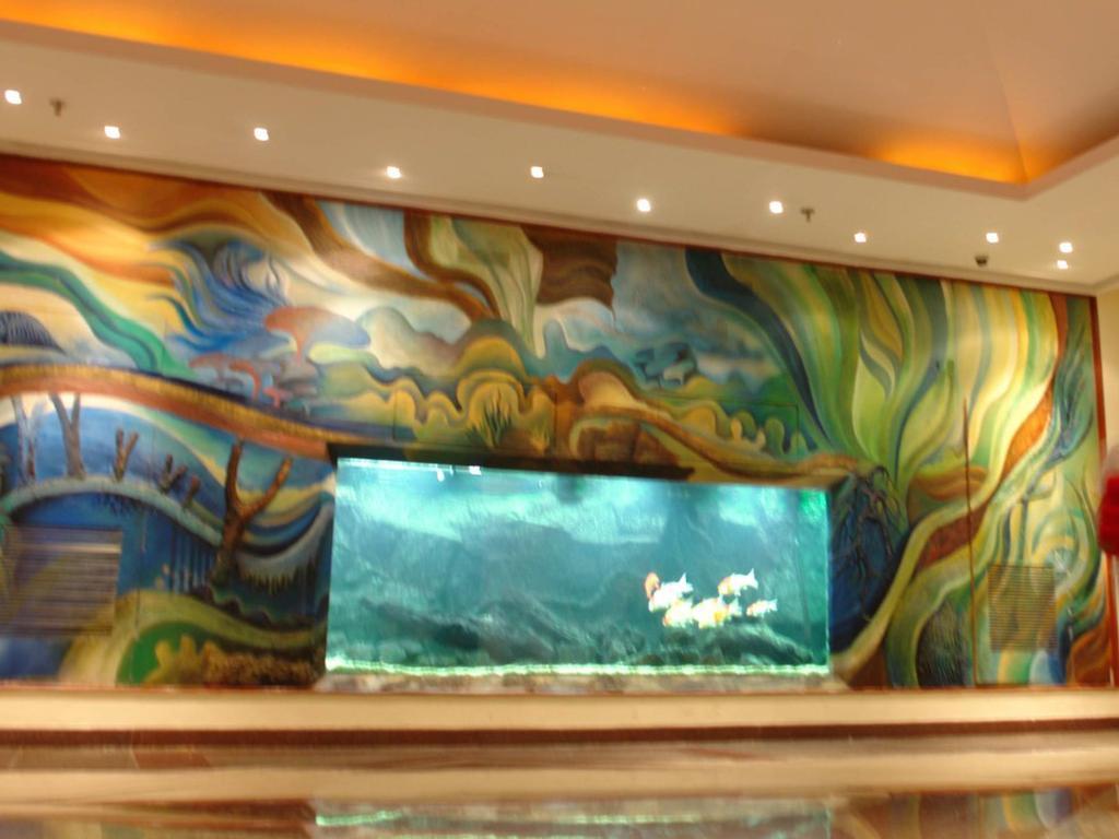 The Lalit Mumbai Hotel Exterior foto The aquarium at the lobby
