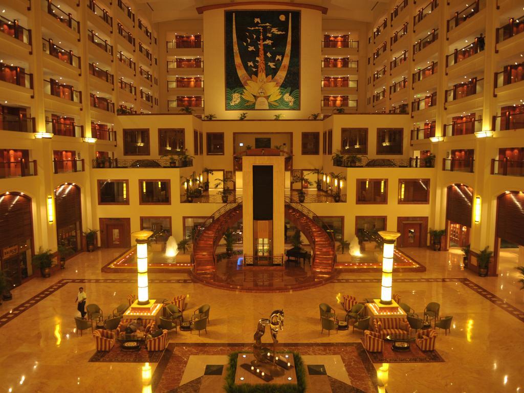 The Lalit Mumbai Hotel Exterior foto The lobby of the Grand Hotel