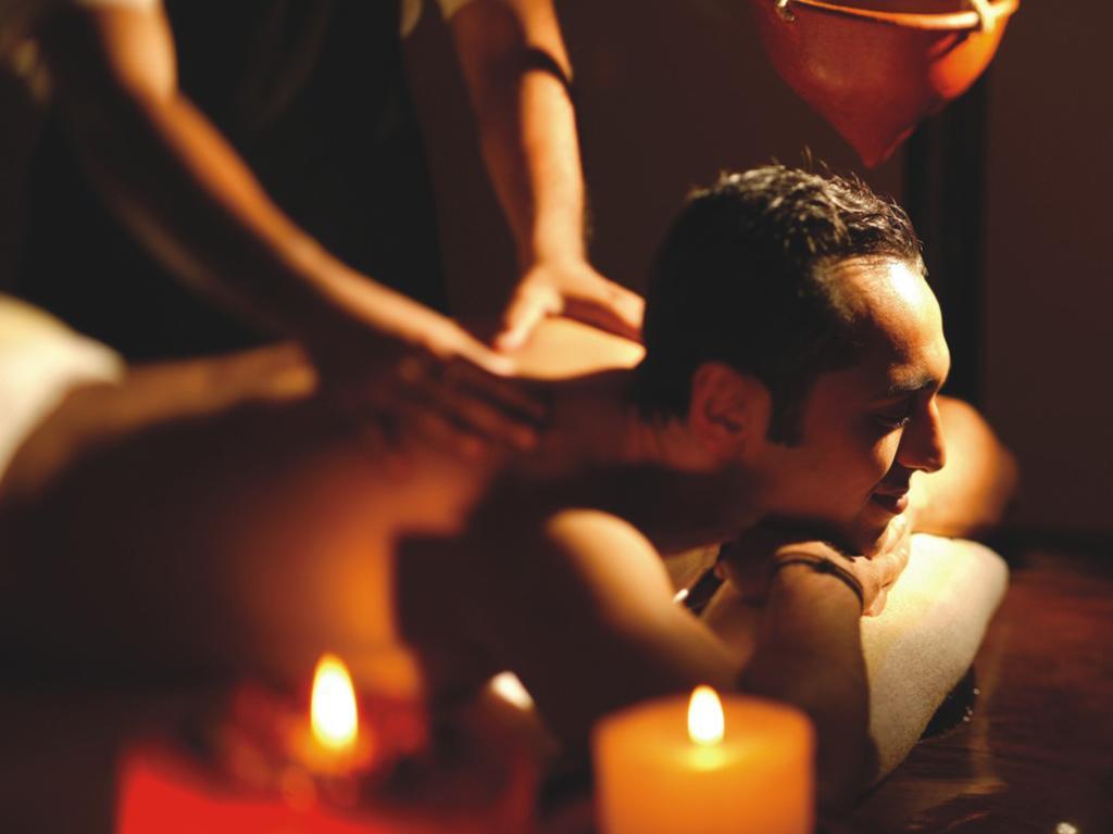 The Lalit Mumbai Hotel Exterior foto A massage therapist working on a client