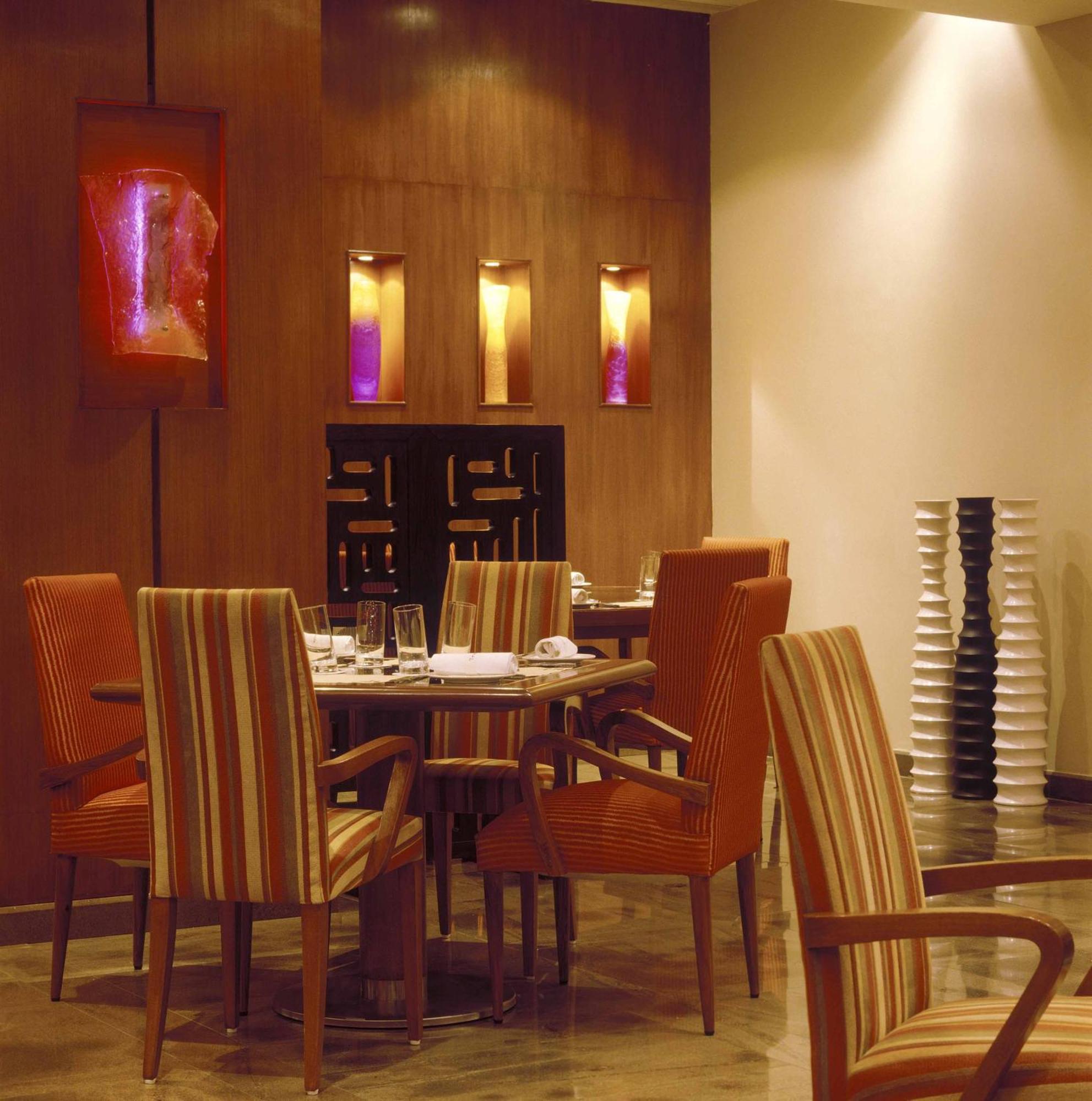 The Lalit Mumbai Hotel Exterior foto A restaurant in a hotel